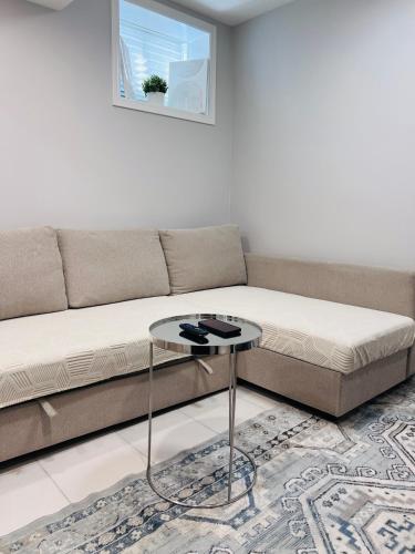 Studio Basement Suite with Sofa Bed and kitchen, Entrance from Garage -Sleeps 2 in 米爾頓