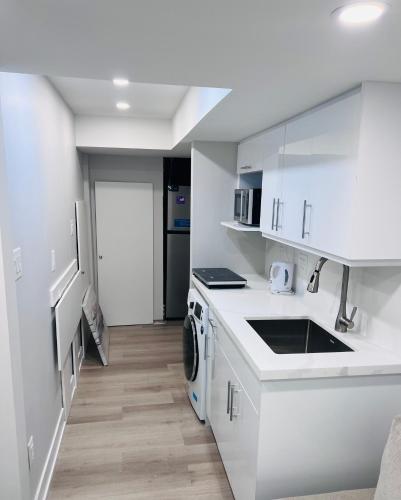 Studio Basement Suite with Sofa Bed and kitchen, Entrance from Garage -Sleeps 2 in 米爾頓