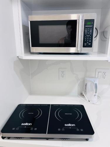 Studio Basement Suite with Sofa Bed and kitchen, Entrance from Garage -Sleeps 2 in 米爾頓