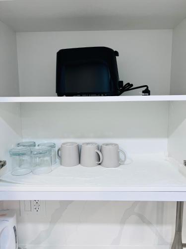 Studio Basement Suite with Sofa Bed and kitchen, Entrance from Garage -Sleeps 2 in 米爾頓