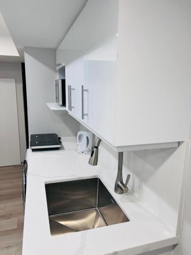 Studio Basement Suite with Sofa Bed and kitchen, Entrance from Garage -Sleeps 2 in 米爾頓
