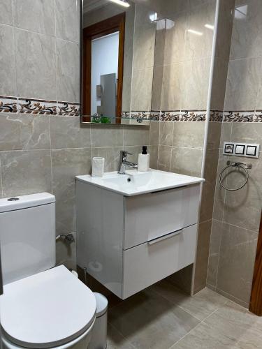Torreviejar with garage and pool - image 4
