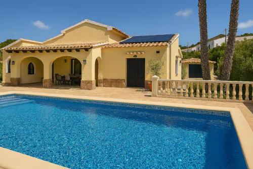 Beautiful 3 bedroom villa with heated private pool and mountain views – khách sạn tại Les Cometes