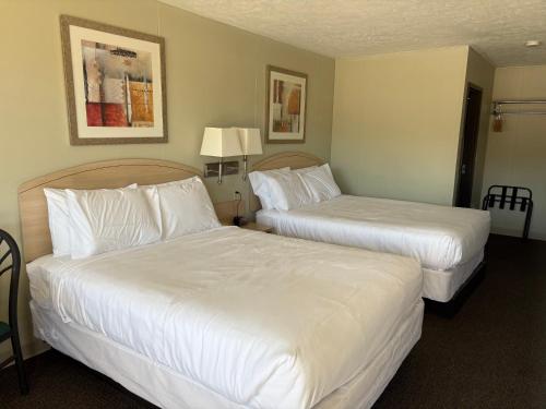 Exterior view of Boarders Inn & Suites by Cobblestone Hotels - Broken Bow