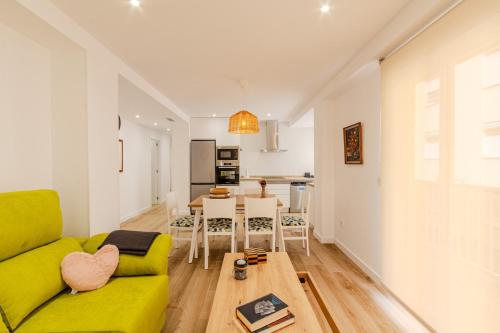 Downtown apartment a short walk from the beach by Domidai