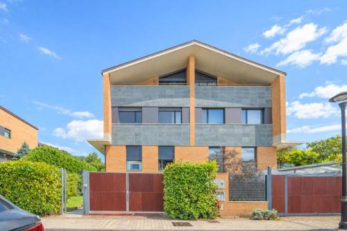 Gran chalet con amplio jardín próximo a Pamplona (Gran chalet con amplio jardin proximo a Pamplona) in นาบาร์รา