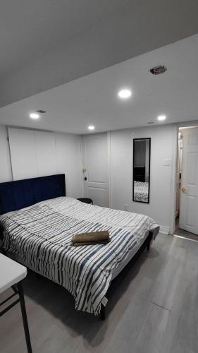 Furnished Double Bedroom with Private Bath in 米爾頓