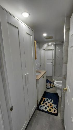 Furnished Double Bedroom with Private Bath in 米爾頓
