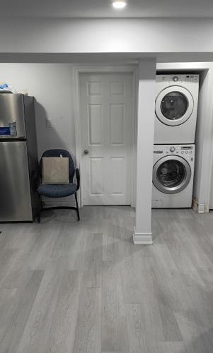 Furnished Double Bedroom with Private Bath in 米爾頓