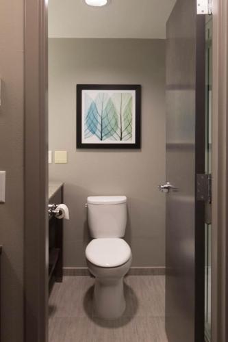 DoubleTree by Hilton Bloomington - image 17