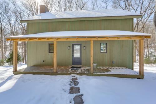 Brand-New Cabin 5 Wooded Acres, 4 Mi to Ligonier! in 萊格奈爾