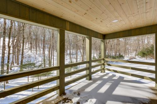 Brand-New Cabin 5 Wooded Acres, 4 Mi to Ligonier! in 萊格奈爾