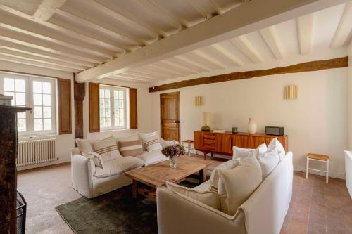 Manoir normand du 17e siècle avec piscine chauffée (Manoir normand du 17e siecle avec piscine chauffee) in La Ferte-Frenel