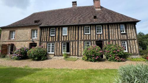 Manoir normand du 17e siècle avec piscine chauffée (Manoir normand du 17e siecle avec piscine chauffee) in La Ferte-Frenel