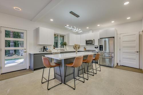 Waterfront Patio! Stylish Family Home in Everett in Paine Field-Lake Stickney (WA)