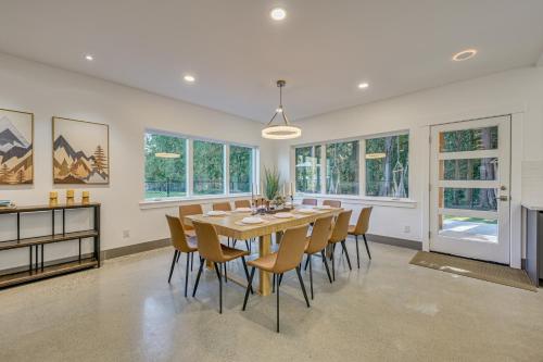 Waterfront Patio! Stylish Family Home in Everett in Paine Field-Lake Stickney (WA)