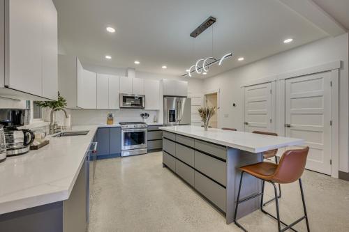 Waterfront Patio! Stylish Family Home in Everett in Paine Field-Lake Stickney (WA)