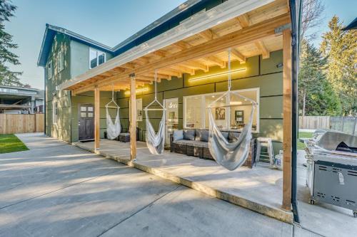 Waterfront Patio! Stylish Family Home in Everett in Paine Field-Lake Stickney (WA)