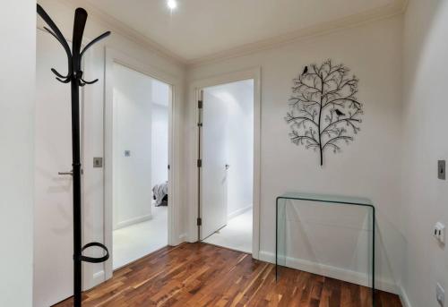 Amazing 2 bed in Canary Wharf - image 2