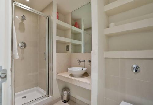 Amazing 2 bed in Canary Wharf - image 9