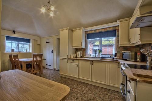 virtuve, Gardeners Cottage by Group Retreats in Layham