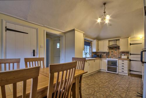virtuve, Gardeners Cottage by Group Retreats in Layham