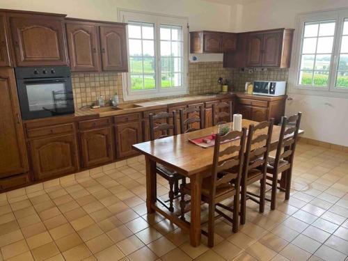 Їжа та напої, Spacious Two-Bedroom Guest Suite in Large Village Home in Ле Тейоль