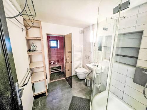 ห้องน้ำ, Chalet Peklo Hrádeček by Interhome (Chalet Peklo Hradecek by Interhome) in วิชิเซ