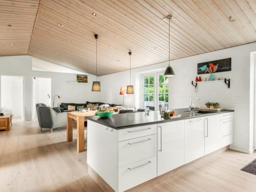 Konyha, Holiday Home Marjatta - 3-2km from the sea by Interhome in Vejers Strand