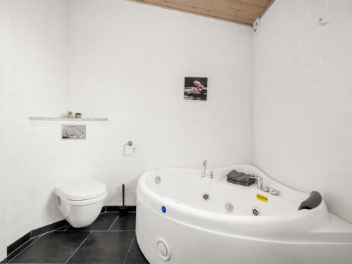 Fürdőszoba, Holiday Home Marjatta - 3-2km from the sea by Interhome in Vejers Strand