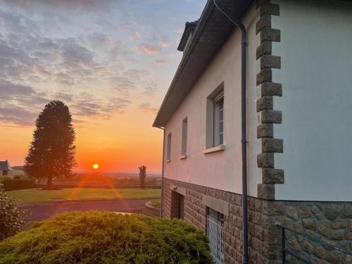 Spacious Two-Bedroom Guest Suite in Large Village Home – khách sạn tại Landivy