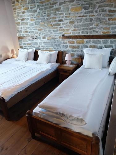 3 bedrooms, 5 beds