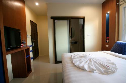 room detail thumbnail 2