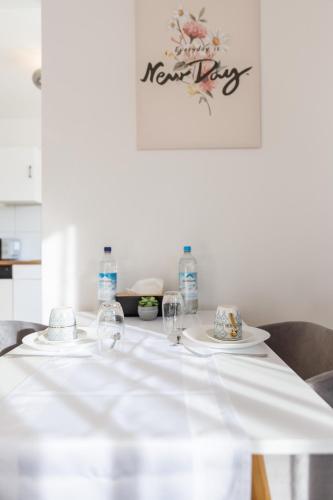Food and beverages, Modernes Apartment mit Balkon & Parkplatz - AMA Home AMALI in Hiddenhausen