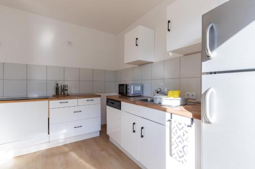 Kitchen, Modernes Apartment mit Balkon & Parkplatz - AMA Home AMALI in Hiddenhausen