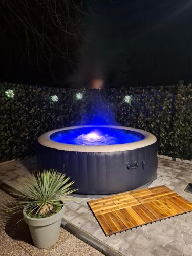 Hot tub, Maisonnette Retro Loc in Breville Les Monts