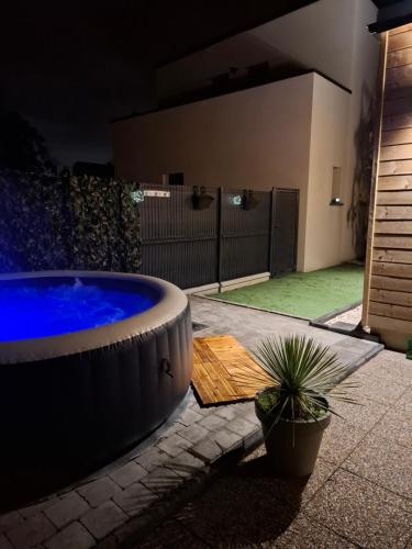Hot tub, Maisonnette Retro Loc in Breville Les Monts