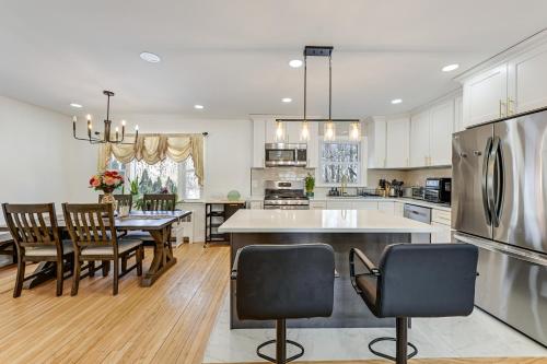 Easy Transit to NYC! Sleek North Shore Hideaway in South Huntington (NY)