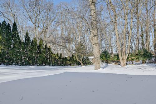 Easy Transit to NYC! Sleek North Shore Hideaway in South Huntington (NY)