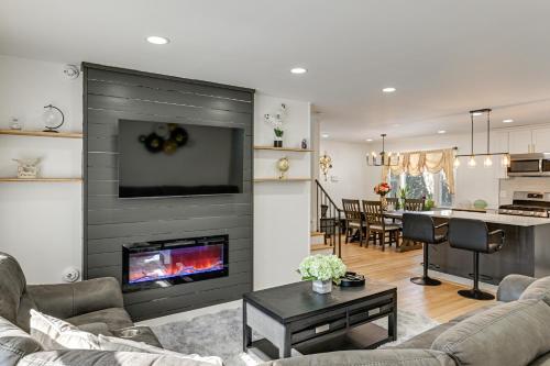 Easy Transit to NYC! Sleek North Shore Hideaway in South Huntington (NY)