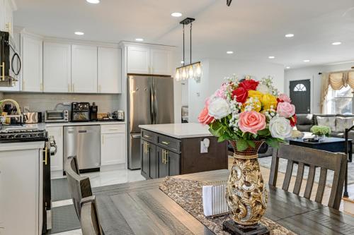 Easy Transit to NYC! Sleek North Shore Hideaway in South Huntington (NY)