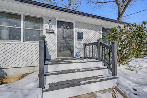 Easy Transit to NYC! Sleek North Shore Hideaway in South Huntington (NY)
