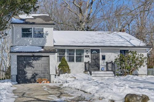 Easy Transit to NYC! Sleek North Shore Hideaway in South Huntington (NY)