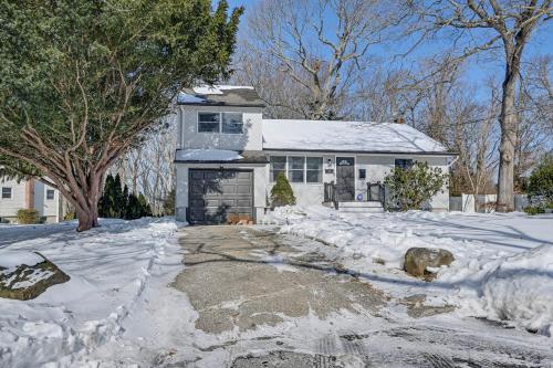 Easy Transit to NYC! Sleek North Shore Hideaway in South Huntington (NY)