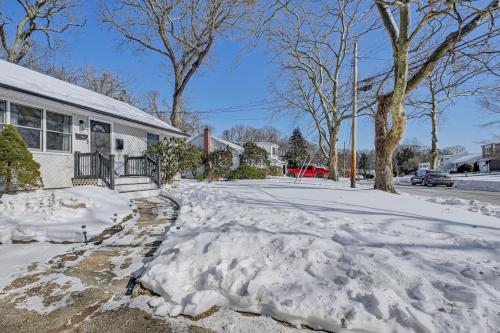 Easy Transit to NYC! Sleek North Shore Hideaway in South Huntington (NY)