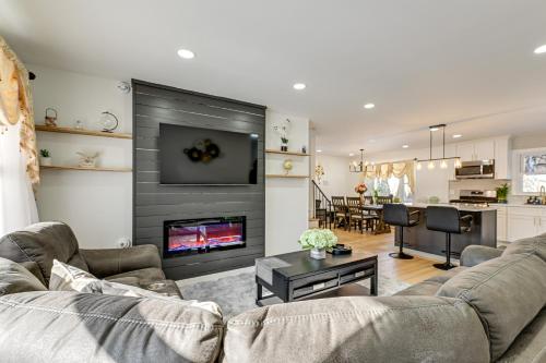 Easy Transit to NYC! Sleek North Shore Hideaway in South Huntington (NY)