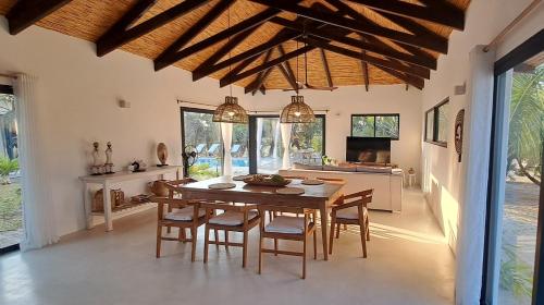 卫浴间, Coral Villa - Beachfront Villa with Private Pool by Karula in 伊尼扬巴内