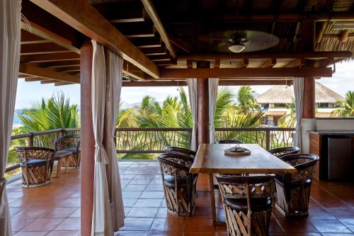 Stunning, Oceanfront Casa de Olas - San Jeronimito