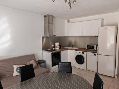 Appartement 3 pièces face à la plage, climatisé, parking sécurisé - FR-1-696-106