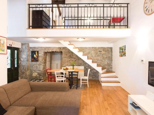 Istaba viesiem, Holiday Home Haus mit modernem Interieur und einer alten Taverne by Interhome in Sroki